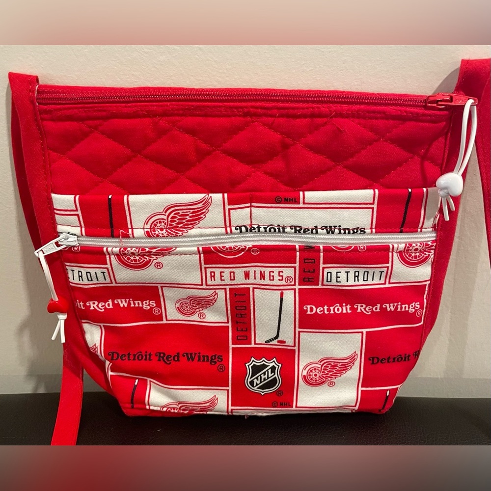 Detroit Red Wings Quilted Cross Body Bag